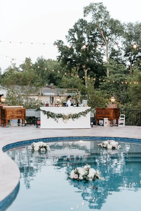 Intimate Charleston Poolside Wedding with floating florals and romantic classic planning! Backyard Wedding Reception With Pool, Wedding With Pool Backyard, Wedding Pool Floating Decorations, Beach House Reception Ideas, Simple Pool Wedding Ideas, Reception Pool Party, Backyard Poolside Wedding, Pool Decor Wedding Receptions, Wedding Reception Poolside