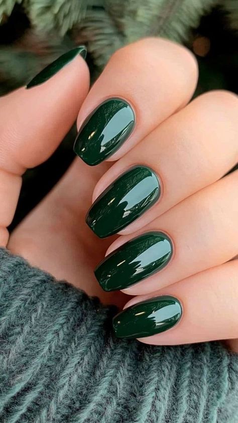 Forest Green Gel Nails Short, Dark Green And Orange Nails, Nails To Match Emerald Green Dress, Dark Green Nails Short, Fall Nail Designs Easy, Novelty Nails, Forest Green Nail Designs, Fall Green Nails, Short Fall Nail Designs