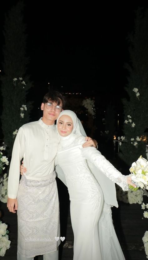 Nikah Dress Malay, Wedding Nikah Dress, Adat Malaysia Wedding, Wedding Dresses Malaysia, Wedding Dress Malaysia Hijab, Malay Nikah Outfit, Malay Wedding Dress Reception, Dress Nikahan Hijab, Malaysia Wedding Dress Hijab