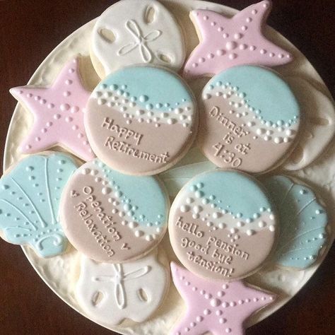 Beach Retirement Cookies, Retirement Decorated Cookies, Retirement Cookies Ideas, Round Cookies Decorated, Retirement Cookies Decorated, Retirement Sugar Cookies, Embroidery Cookies, Retirement Cookies, Beach Cookies