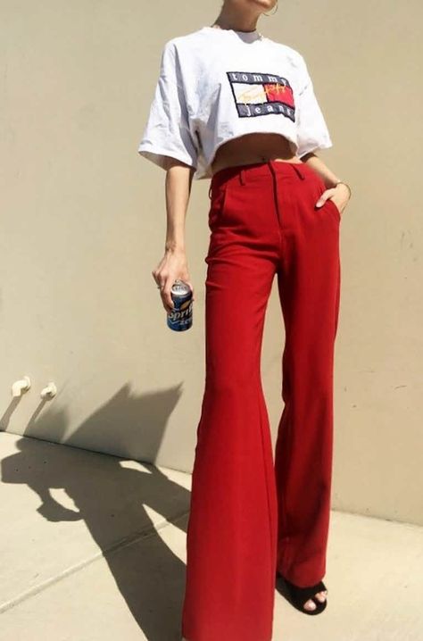 @sadcentre 70s Mode, Streetwear Girl, Red Flare, Chique Outfits, Streetwear Mode, Chic Pants, Red Pants, Mode Inspo, Red Outfit