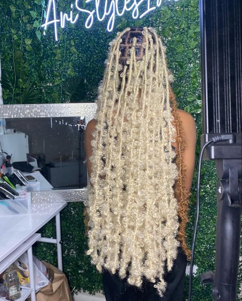 Butterfly Locs Blonde, Blond Butterfly Locs Short, Blonde Butterfly Locks, Blonde Butterfly Locs Long, Blonde And Black Butterfly Locs, Blonde Butterfly Locs, Blonde Butterfly Braids, Twist Styles, Braids For Black Women