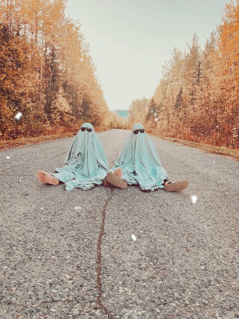 Sister Fall Photoshoot, Cousins Photoshoot Ideas, Cousin Photoshoot Ideas, Bestie Photo Shoot, Cousin Photoshoot, Bedsheet Ghost, Cousin Photos, Bestie Shoot, Cousin Pictures