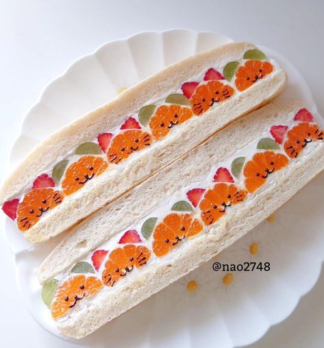 Japanese Fruit Sandwiches, Fruit Sandwiches, Animal Shaped Foods, Japanese Sandwich, Japanese Fruit, Fruit Sandwich, Kawaii Bento, 귀여운 음식 그림, Food Artists