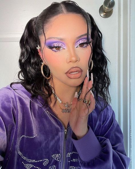 Bratz Purple Makeup, Pink Bratz Makeup Look, Purple Eye Looks Makeup Ideas, Y2k Makeup Inspiration, Stens Makeup, Stenss Makeup Looks, Purple Makeup Looks With Rhinestones, Stenie On Instagram, Purple Y2k Makeup