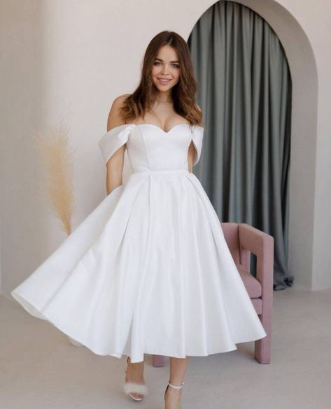 Wedding Dress Civil Ceremony, Wedding Dress Tea Length, Simple Wedding Dress Short, Short White Dress Wedding, Short Wedding Gowns, Vintage Wedding Dress Boho, Courthouse Wedding Dress, Minimalist Wedding Dress, Knee Length Wedding Dress