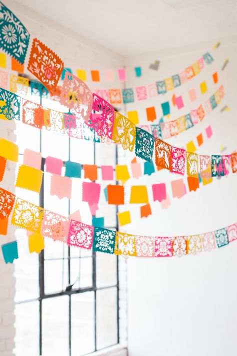 Papel Picado Colorful Mexican Paper Garland - free cut files Mexican Birthday Parties, Mexican Fiesta Party, Fiesta Birthday Party, Mexican Birthday, Fiesta Theme Party, Mexican Party Theme, Fiesta Theme, Party Deco, 5 De Mayo