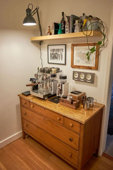 Espresso Bar Aesthetic, Barista Bar At Home, Espresso Machine Station Bar Ideas, Coffe Corners Design, Coffee Station Bedroom, Espresso Machine Aesthetic, Espresso Machine Station, Espresso Bar Ideas, Coffee Machine Aesthetic