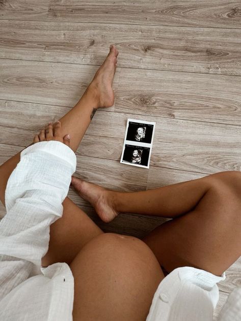 Home Maternity Photography Poses, 6 Month Maternity Pictures, Tomboy Maternity Photos, Maternity Inspo Pics, Short Hair Maternity Photos, Pregnant Selfies Ideas, Maternity Photography 2024, Monthly Baby Bump Pictures, Maternity Selfie Ideas