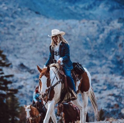 Real Cowgirl, Buckskin Horse, Cowgirl Photo, Cowgirl Pictures, Winter Horse, Country Cowboy, Barrel Racing Horses, Rodeo Life, Looks Country