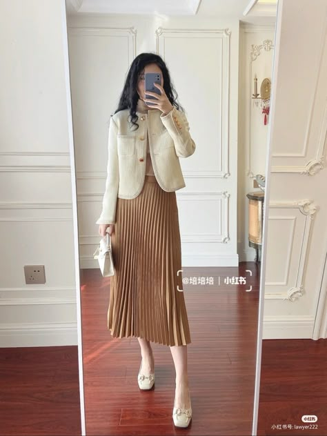 Plated Skirt Outfit Classy, Plisket Skirt Outfit, Modest Dresses Casual Classy, Plisket Skirt Outfit Hijab, Skirt Work Outfit, Ootd Formal, Korea Outfit, Office Ootd, Autumn Ootd