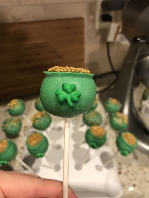 St Patrick’s Day Cake Pops, St Patricks Cake Pop, St Patricks Cake, Patrick Cake, Sweet Business, St Patricks Day Cakes, Brownie Pops, St Patrick Day Treats, Baking Decor