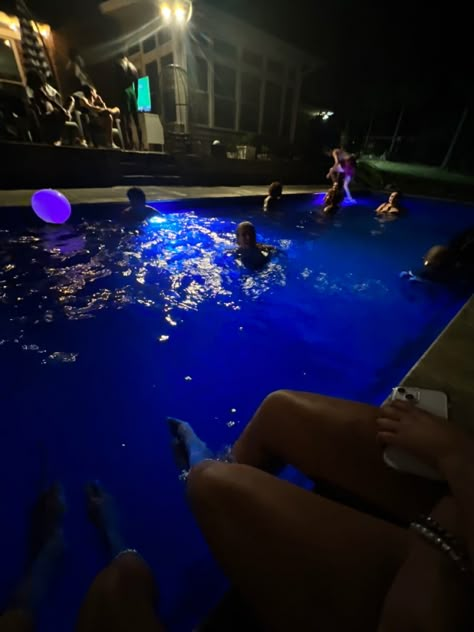 Pool Party Black People, 18th Birthday Pool Party Ideas, Pool Night Pictures, Pool Party Pics, Summer W Friends, Friends Pool Party, Pool Party Aesthetic, Pool With Friends, Spam Idea