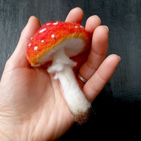 Mushroom Brooch, Felt Mushroom, Needle Felting Diy, Needle Felted Christmas, Needle Felting Tutorials, Felt Jewelry, Needle Felting Projects, Felting Tutorials, Felt Brooch