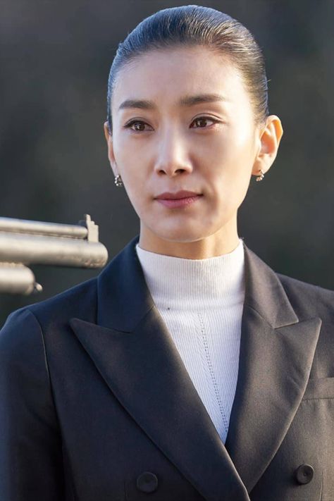 Kim Seo-Hyung (Picture Source: https://www.hancinema.net/korean_SKY_Castle-picture_1023875.html) #FilmAesthetics #Kdrama #DarkAcademia #Academics #StudyInspiration Kim Seo Hyung Sky Castle, Kim Seo Hyung, Sky Castle, Kim Seo-hyung, Castle Pictures, Dark Academia, Kdrama, Castle, Drama