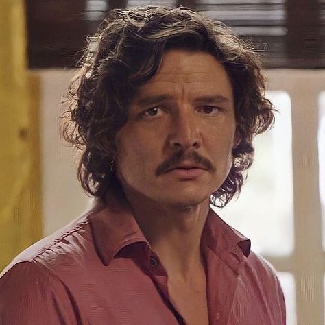 Pedro Pascal fan-account 💚 on Instagram: “💛💛💛 ______________________ #themandalorian #pedropascal #pedropascalfanaccount #HBO #calls #disneyplus #redviper #narcos #mando…” Curly Hair Long Men, Don Pedro, Celeb Crush, Pretty Ppl, Mama Mia, Pedro Pascal, Celebrity Crush, Mens Hairstyles, Actors & Actresses