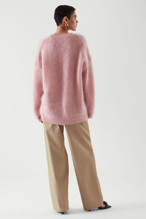 MOHAIR-BLEND OVERSIZED SWEATER - Light pink - Jumpers - COS US Light Pink Sweater Outfit, Pink Jumper Outfit, Pink Cardigan Outfit, Pink Sweater Outfit, Outfit Knit, Light Pink Sweater, Pink Cashmere Sweater, Pink Oversized Sweater, Mohair Jumpers