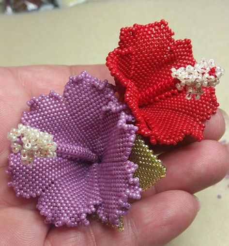 Flower Hibiscus, Beaded Flowers Patterns, Seed Bead Flowers, French Beaded Flowers, Bead Flower, Beautiful Beadwork, Seed Bead Tutorial, Beaded Crafts, Beaded Animals