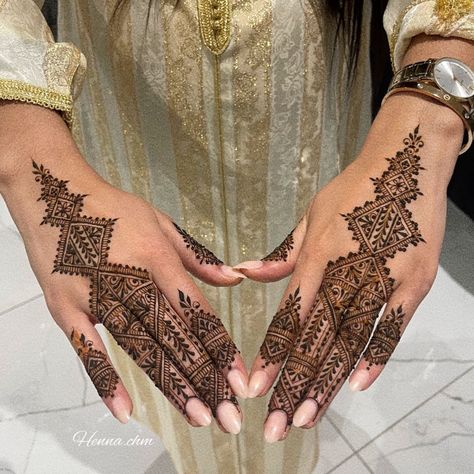 Top 20 Henna Designs: Traditional to Trendy Body Art Moroccan Palm Henna, Henna Designs Traditional, Simple Henna Designs Easy, Simple Hand Henna, Bride Henna, Thigh Henna, Indian Henna Designs, Moroccan Henna, Unique Henna