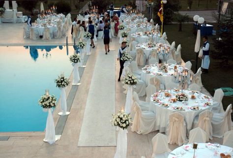 Poolside weddings Swimming Pool Wedding Reception, Poolside Wedding Reception, Pool Wedding Decorations, Housewarming Cake, Ideas Bodas, Beach Wedding Decorations Reception, Pool Wedding, Pool Party Decorations, Pool Decor