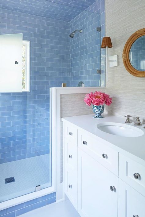 Julia Engel of Gal Meets Glam Charleston, SC Home Blue and White Guest Bathroom Colorful Towels, Blue And White Bathroom, Blue Bathrooms Designs, Luxurious Bathrooms, Tiled Bathroom, Bathroom Blue, Best Kitchen Design, Woodstock Ny, Rugs Blue