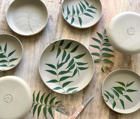 Painted Ceramic Plates, Colossal Art, Keramik Design, Modern Crafts, Visual Culture, Ceramic Dinnerware, Unique Vases, Ceramics Ideas Pottery, Flower Plates