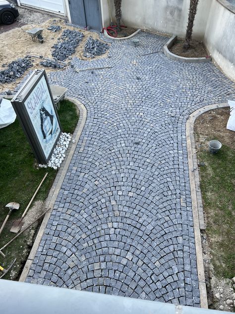 Pavement Design Paving Pattern Driveways, Pavement Ideas, Cobblestone Pathway, Yard Stones, Cobblestone Pavers, Paver Patterns, Pavement Design, Paving Pattern, Step Stones