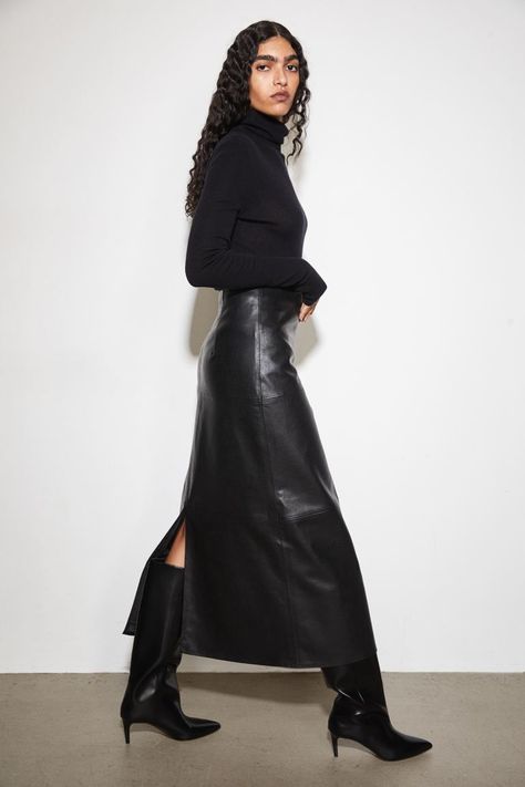 Maxi Leather Skirt, Vinter Mode Outfits, A Line Skirt Outfits, Long Leather Skirt, Winter Mode Outfits, Leather Skirt Outfit, Oversize Pullover, Skirt Trends, Leather Skirts