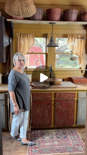 A Primitive Place Magazine on Instagram: "We had to share this creative sink cover idea with you! 👏🏼Watch out for David and Robin Lewis’ home in the Summer 2025 issue. 

#primitive #primitivedecor #kitchendecor #earlyamerican #colonialhouse #sinkcover #woodenbowl #antiques #diyprojects" Kitchen Sink Skirt Ideas, Crock Display Ideas, Primitive Kitchen Ideas, Crock Display, Primitive Homes Interiors, Primitive Country Bedrooms, Wall Plate Holder, A Primitive Place Magazine, Antique Folk Art Primitive