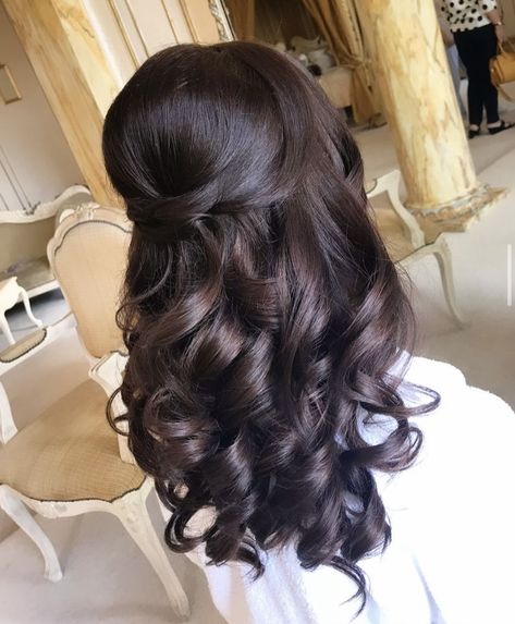 Bride Hair Half Up Half Down Brunette, Big Curls Wedding Hair Half Up, Elopement Wedding Hair, Brunette Wedding Hair, Brunette Bridal Hair, Hair Graduation, Wedding Hair Brunette, Event Hairstyles, Wedding August