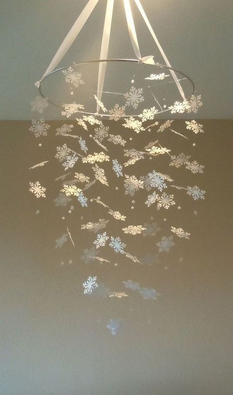 Christmas Ceiling Decorations Ideas, Snowflake Chandelier, Julkransar Diy, Hanging Snowflakes, Christmas Ceiling Decorations, Warm Apartment, Decoration Creche, Winter Wonderland Decorations, Winter Wonderland Theme