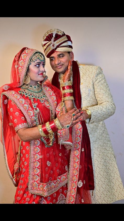 Colojap Sadi, New Dulhan Pose, Marriage Poses, Rajasthani Bride, Best Indian Wedding Dresses, Indian Bride Poses, Indian Bride Photography Poses, Indian Wedding Poses, Indian Wedding Gowns