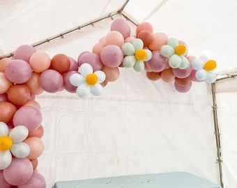 Diy Daisy Balloon Garland, First Bday Diy Decorations, Flower Party Centerpieces, Retro Balloon Arch, Groovy Bridal Shower Ideas, Flower Theme Birthday Party Decoration, Groovy One First Birthday Decor, Diy Daisy Balloon, Flower Themed First Birthday