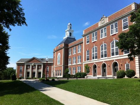 High School In America, School Exterior, Usa School, Story Script, Boarding School Aesthetic, School Places, School Building Design, Schools In America, American High School