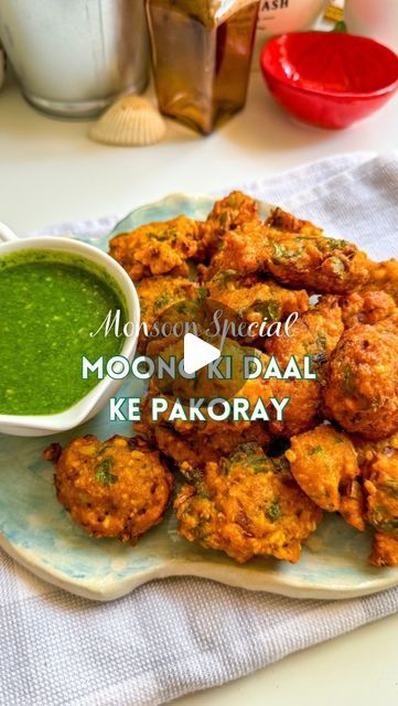 Moong Dal Pakora, Monsoon Recipes, Green Chutney, Gram Flour, Coriander Powder, Fresh Mint Leaves, Coriander Leaves, Green Chilli, Green Onion