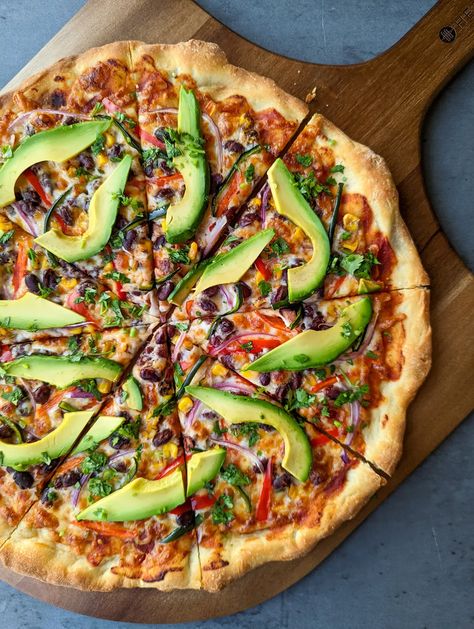 Gourmet Pizza Recipes, Unique Pizza Recipes, Avocado Pizza, Pizza Dough From Scratch, Vegetarian Pizza Recipe, Veggie Pizza Recipe, Unique Pizza, Gourmet Pizza, Veggie Pizza