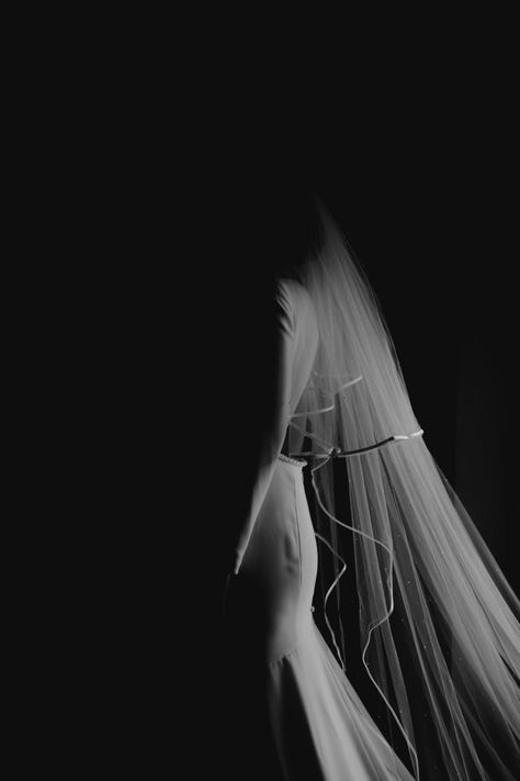 Black White Wedding Photography, Veil Photography Photo Ideas, No Face Wedding Photography, Black Wedding Photo Ideas, Wedding Black And White Photography, Wedding Photography Black And White, High Contrast Wedding Photography, Black And White Veil, Dramatic Wedding Photography