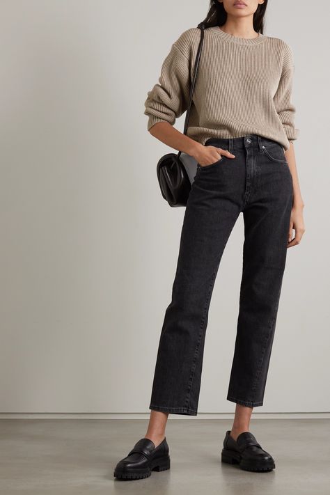 Black Jeans With Loafers Outfit, Jeans And Jumper Outfit Casual, Lug Sole Loafers Outfit Work, Tan Loafer Outfits Women, Minimal Style Aesthetic, Black Jeans And Loafers Outfit, Black Suede Loafers Outfit Women, Loafers Outfit 2023, Staple Outfits For Women