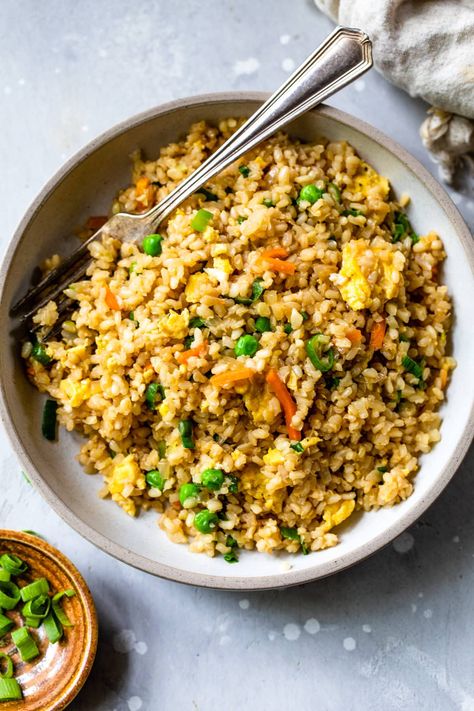 Brown fried rice is a wholesome and nutritious twist on the classic fried rice dish and easy to make. Add your favorite protein to make it a meal! #brownrice #sidedish #friedrice #asian #healthyrecipes #wholegrains Cooking Vegetarian, Vegan Paleo Recipes, Fried Brown Rice, Lunch Appetizers, Skinnytaste Recipes, Hidden Veggies, Rice Dish, Skinny Taste Recipes, Foods Recipes