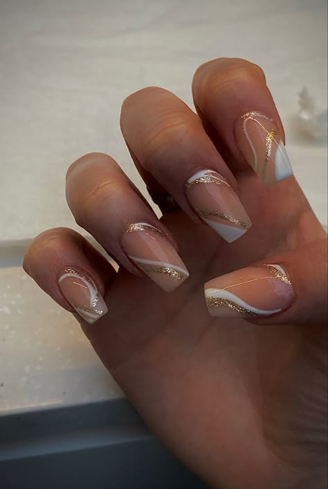 Gold Nails Prom, Simple Prom Nails, Graduation Nail Designs, Girls Haircuts, Dance Nails, Grad Nails, Champagne Nails, Haircuts Medium, Hoco Nails