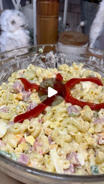 Puerto Rican Macaroni Salad, Cuban Salad, Macaroni Chicken, Puerto Rican Recipes, Macaroni Salad, Green Bell Peppers, Puerto Rican, Simple Lines, Avocado Oil