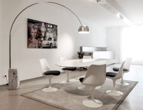 Saarinen Oval Dining Table, Flos Arco, Saarinen Dining Table, Tulip Table, Tiny Space, Oval Table Dining, Design Del Prodotto, Contemporary Home Decor, Egg Chair