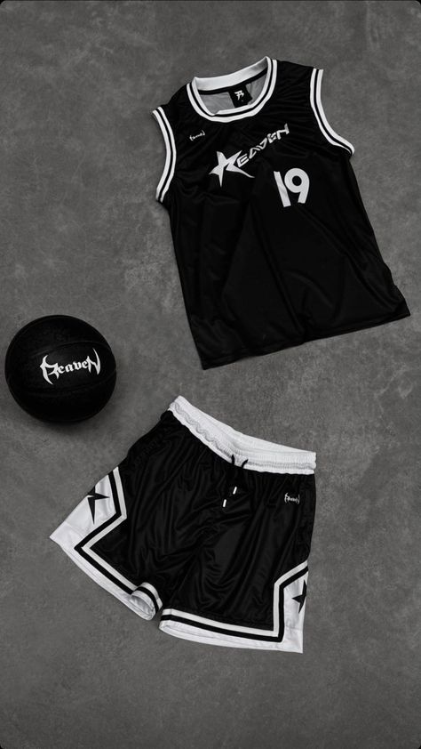 Jersey Outfits Men, Jersey For Basketball, Basketball Outfits, Baseball Jacket Outfit, Basketball Outfit, Tomboy Stil, Tank Top And Shorts, Bola Basket, Hype Clothing