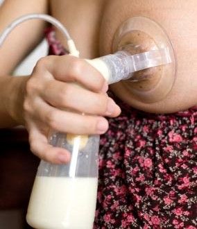 Mother Feeding Baby, Storing Breastmilk, Mother Feeding, Breastfeeding Baby, Nursing Tips, Breastfeeding And Pumping, Breast Pump, Natural Birth, Breastfeeding Tips