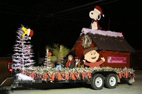 Christmas Movie Parade Float Ideas, Lighted Christmas Parade Floats, Christmas Parade Float Ideas Theme, Christmas Floats Parade Ideas, Ffa Decorations, Christmas Parade Float Ideas, Holiday Parade Floats, Parade Float Diy, Parade Float Theme