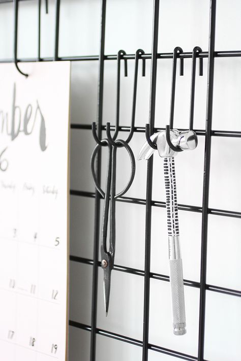 ispydiy_gridwall2 Diy Grid Wall, Wire Grid Wall, Wall Organizer Diy, Warehouse Kitchen, Wall Grid, Diy Hooks, Grid Wall, I Spy Diy, Sewing Room Design