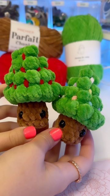 Crochet Christmas Stuffies, Crochet Stuffy, Cutest Crochet, 3d Crochet, Crochet Tree, Christmas Crochet Pattern, Fall Crochet Patterns, Crochet Eyes, Crochet Xmas