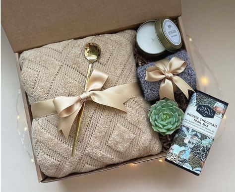 #gifts #love #recuerdos #loveislove #home #homesweethome #mb11 Blanket And Candle Gift Basket, Gift Basket With Blanket, Blanket Gift Basket, Sending Healing Vibes, Sympathy Care Package, Gifting Business, Chocolate Trail Mix, Get Well Gift Baskets, Baskets Diy