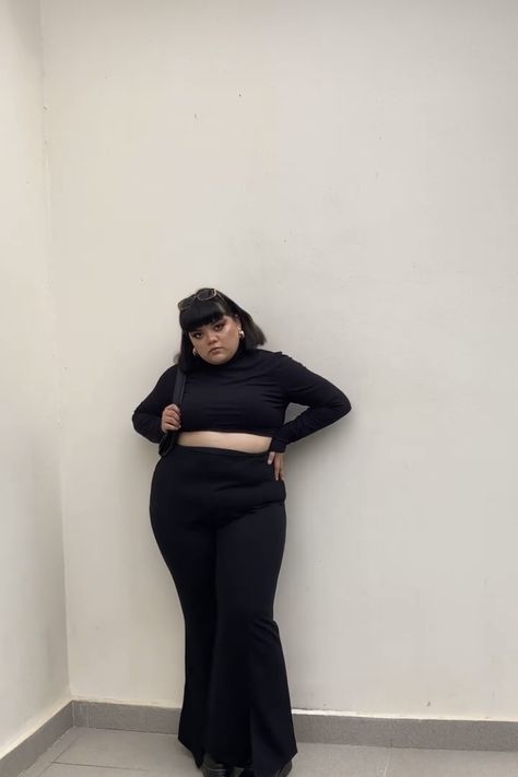 Black Flare Leggings Outfit Plus Size, Mid Size Flare Pants Outfits, Plus Size Black Flare Jeans Outfit, Plus Size Flare Leggings Outfit, Plus Size Flare Jeans Outfits, Moda Midsize, Plus Size Aesthetic Outfits, Flare Jeans Outfit, Outfit Plus Size