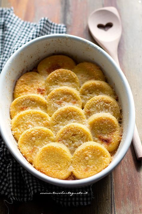 Semolina Gnocchi, Gnocchi Alla Romana, Italian Main Dishes, Italian Meals, Polenta Recipes, Italian Comfort Food, Italian Foods, Best Italian Recipes, Gnocchi Recipes